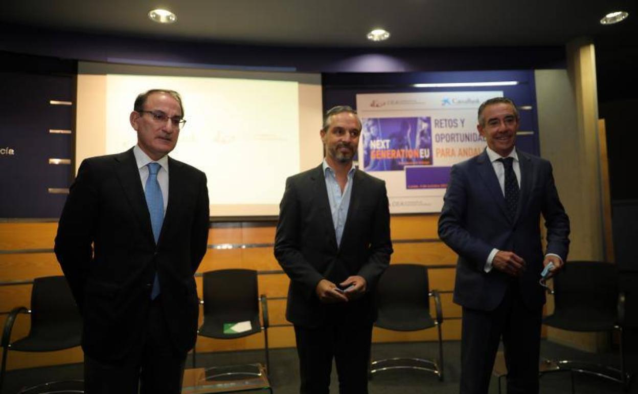 Juan Bravo, en la clausura de las jornadas con González de Lara y el director de Negocio de CaixaBank, Juan Antonio Alcaraz.