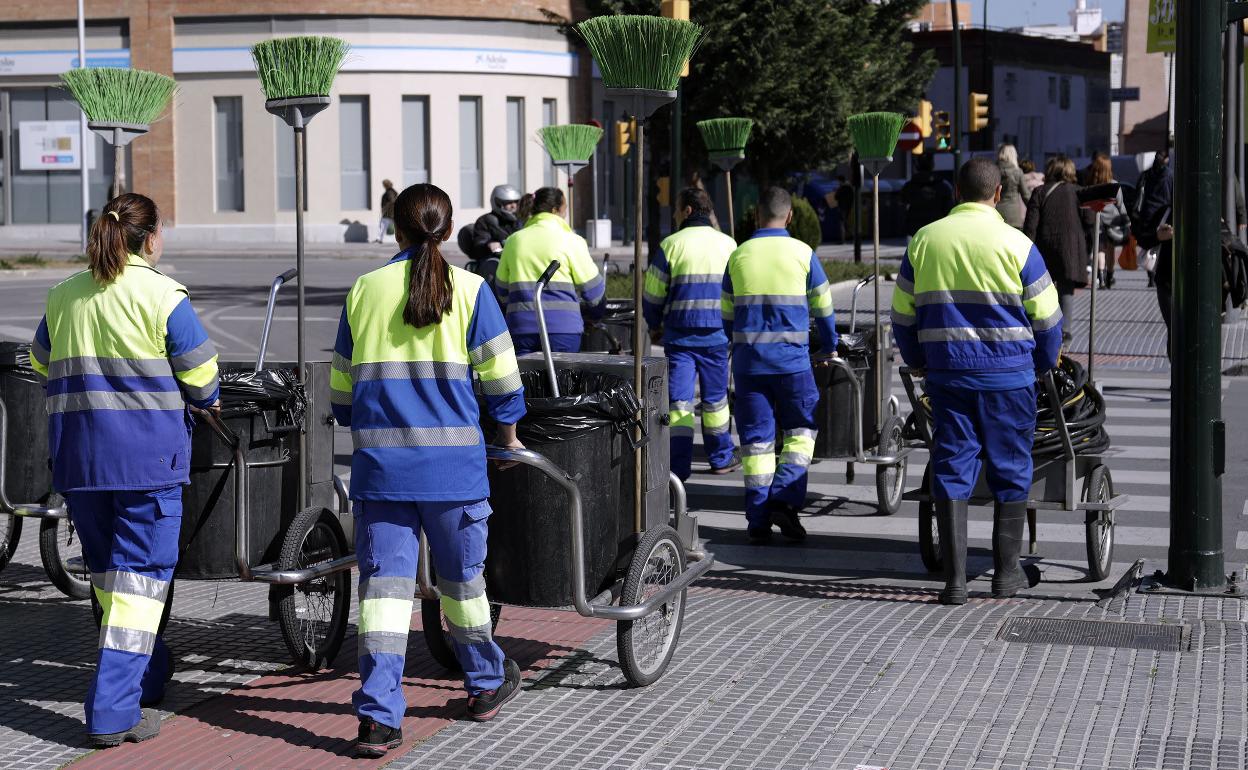 Empleados del servicio de limpieza viaria de Málaga. 