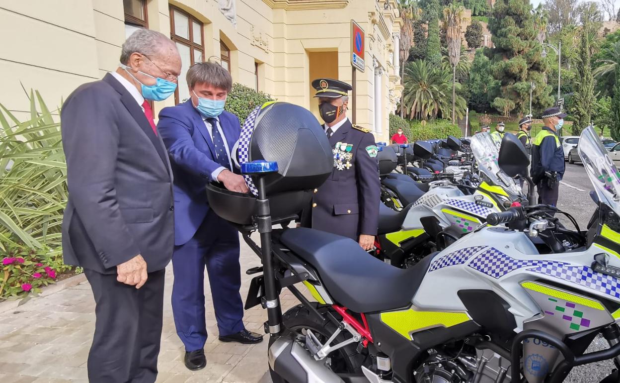 Francisco de la Torre y Avelino Barrionuevo supervisan las nuevas motos. 