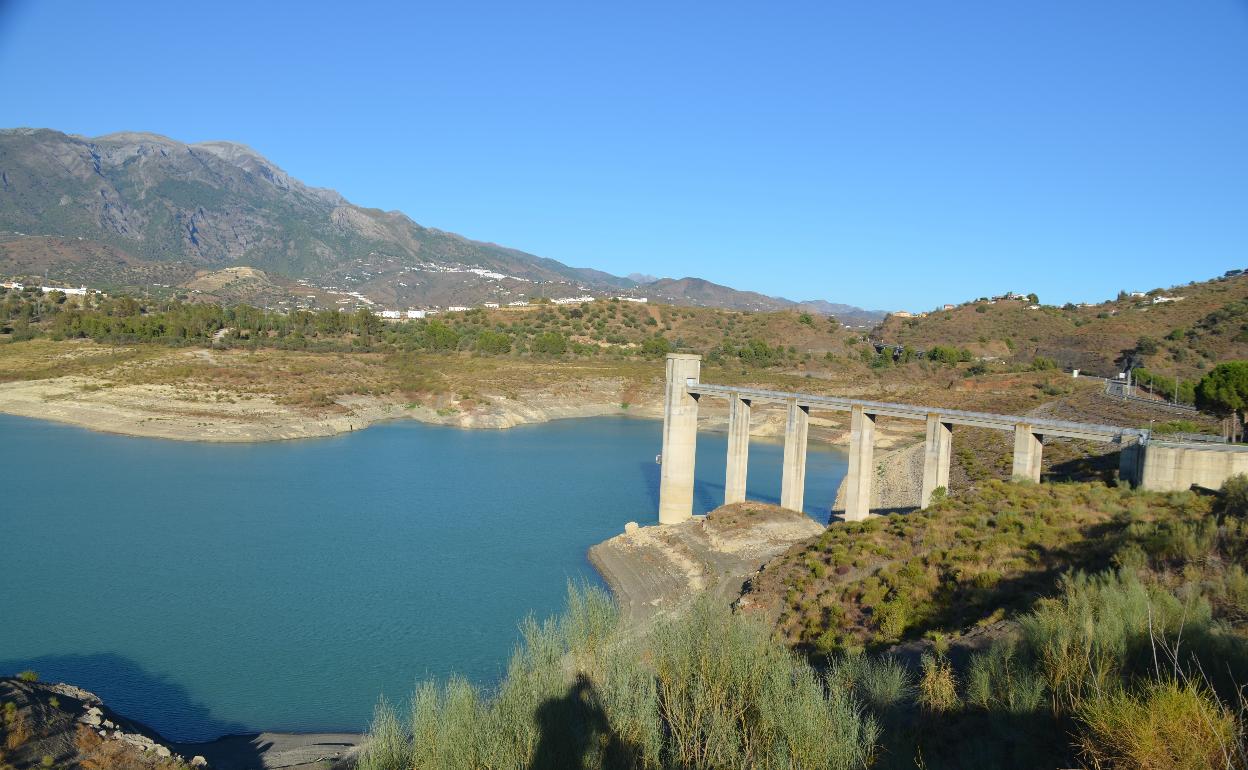 El embalse de La Viñuela está a apenas el 21% de su capacidad, con 35 hectómetros cúbicos. 