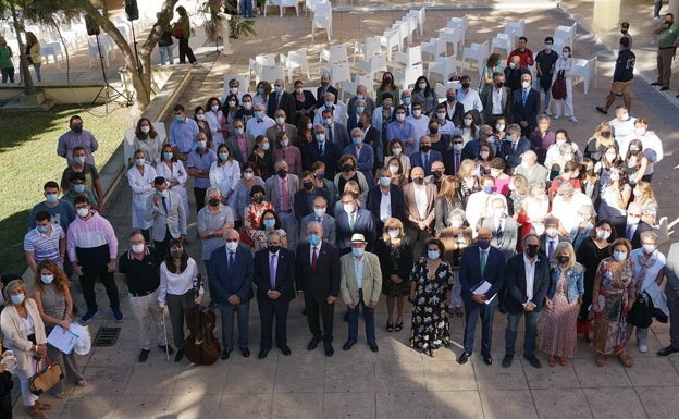 Foto de familia concluido el acto en homenaje a los sanitarios. 