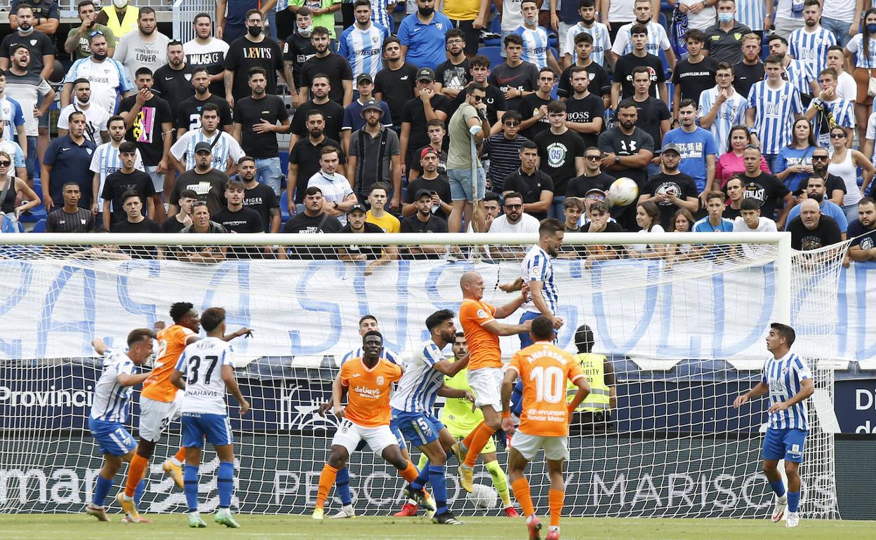 Genaro despeja de cabeza el domingo ante el Fuenlabrada. 