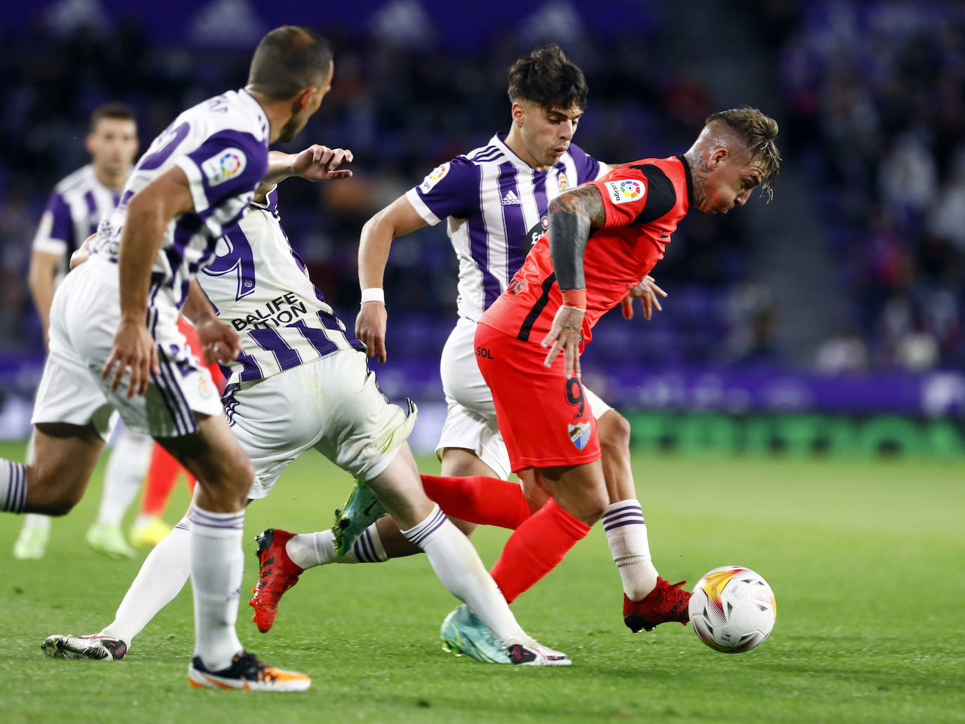 El Málaga logra un importante empate en su visita al Valladolid. 