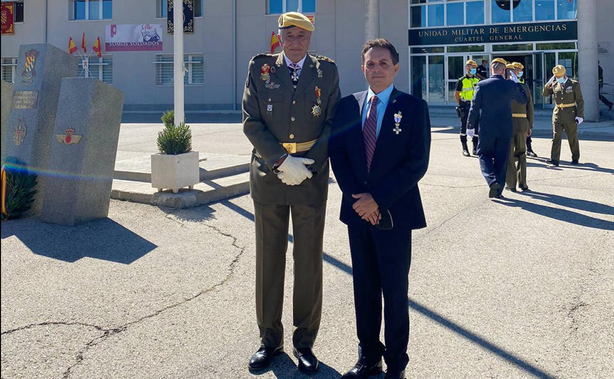 Jesús Miranda, director de la Cátedra de Seguridad, Emergencias y Catástrofes de la UMA, recibe la cruz del mérito militar