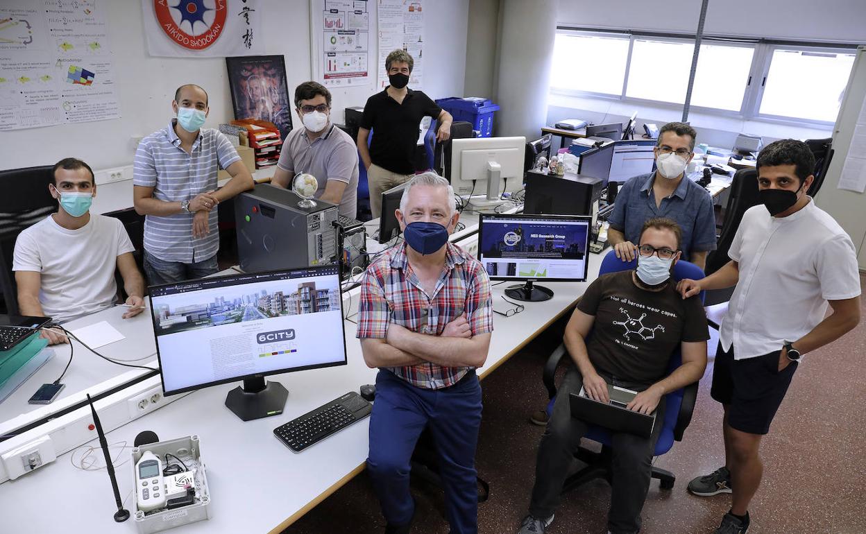 El profesor Enrique Alba, con parte de su equipo de investigación, en uno de los laboratorios de la ETSI Informática de la Universidad. 