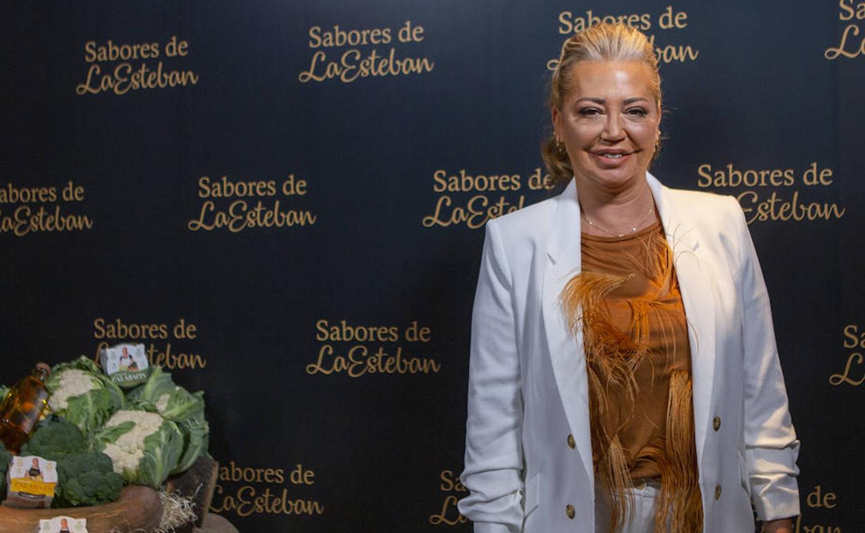 Belen Esteban posa, con sus productos, en el restaurante madrileño Museo Chicote.