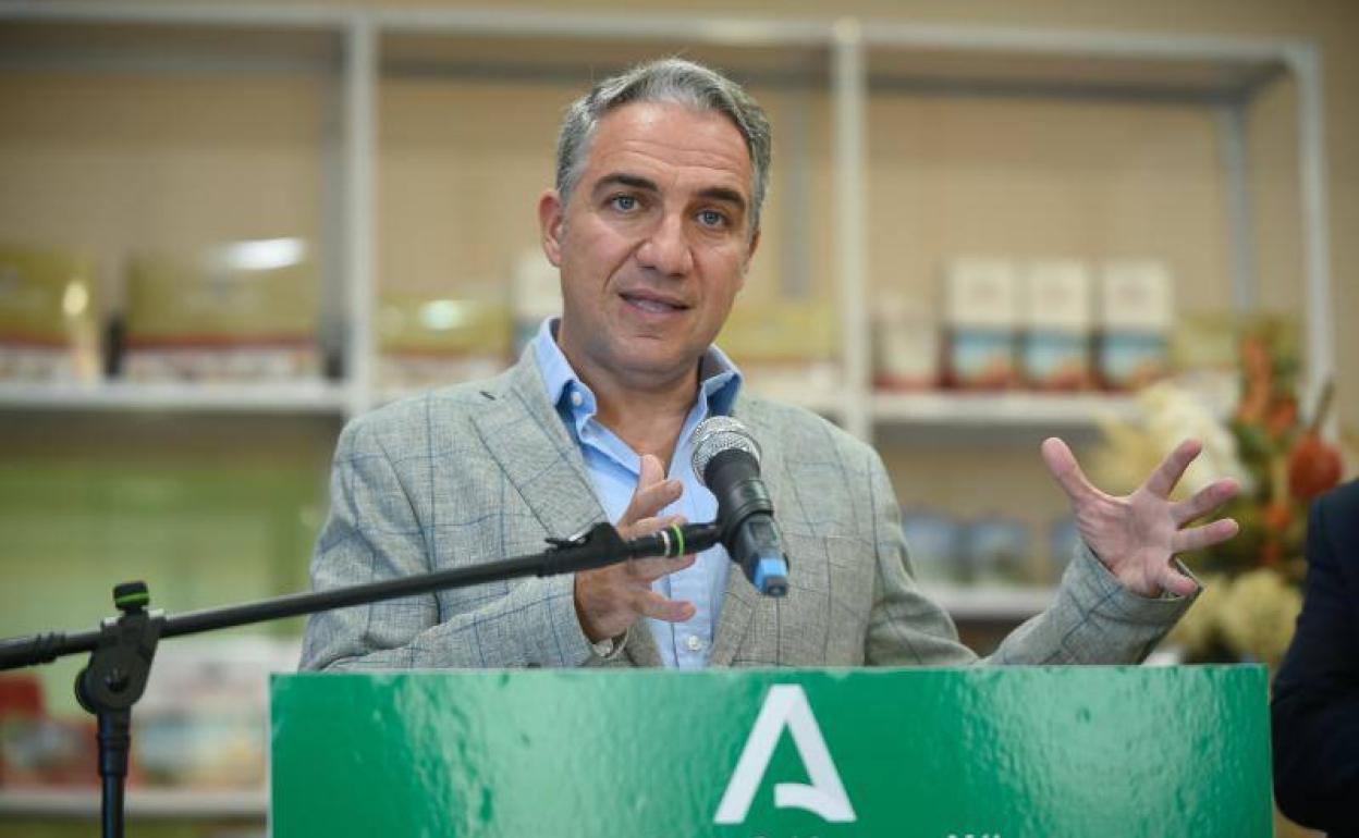 Elías Bendodo, durante su visita a Antequera este viernes. 