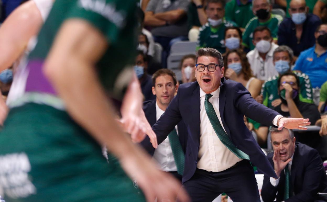 Fotis Katsikaris, en plena excitación en el partido. 