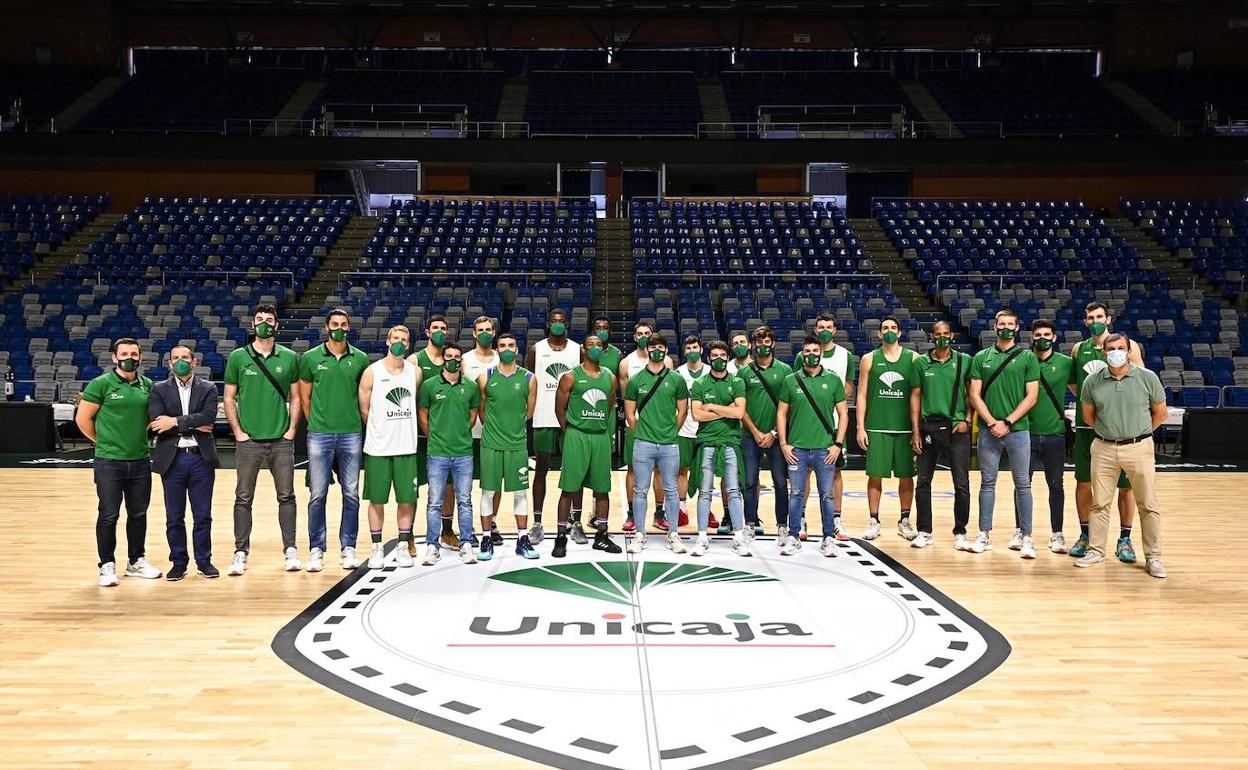 Foto conjunta del Unicaja de baloncesto y el Unicaja Almería de voleibol en el Martín Carpena. 