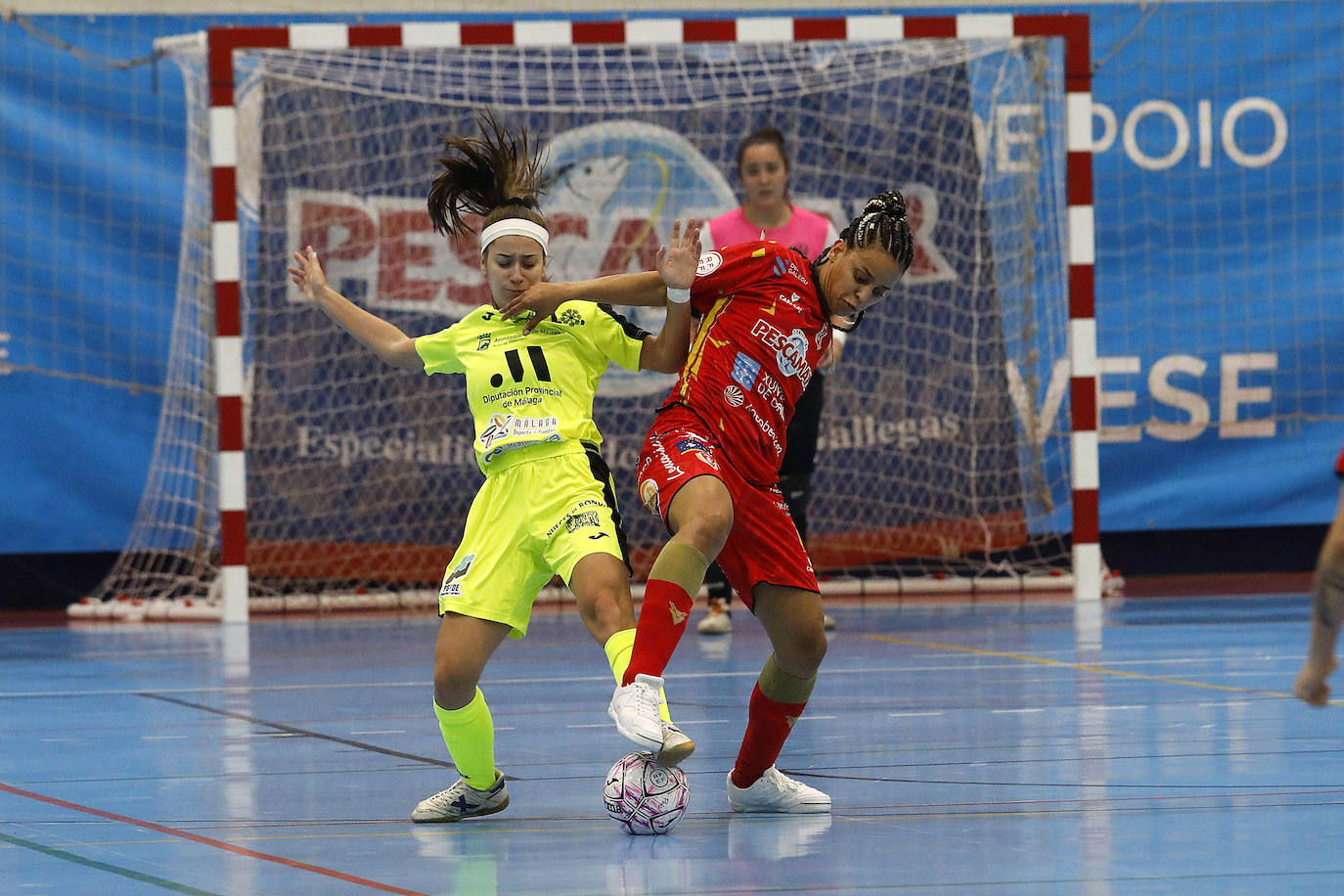 Eva González pugna por la pelota con una rival. 
