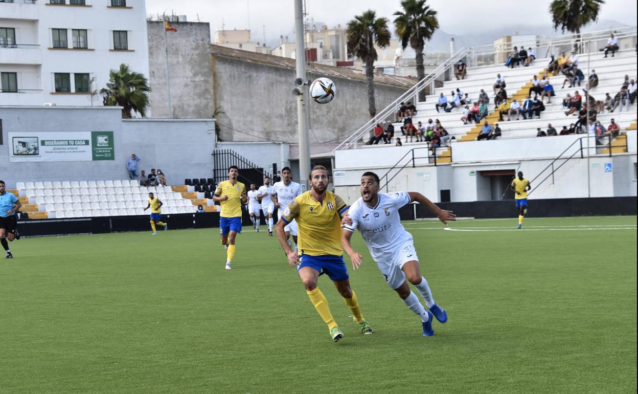 El Vélez se queda sin sus primeros puntos fuera de casa en el último suspiro