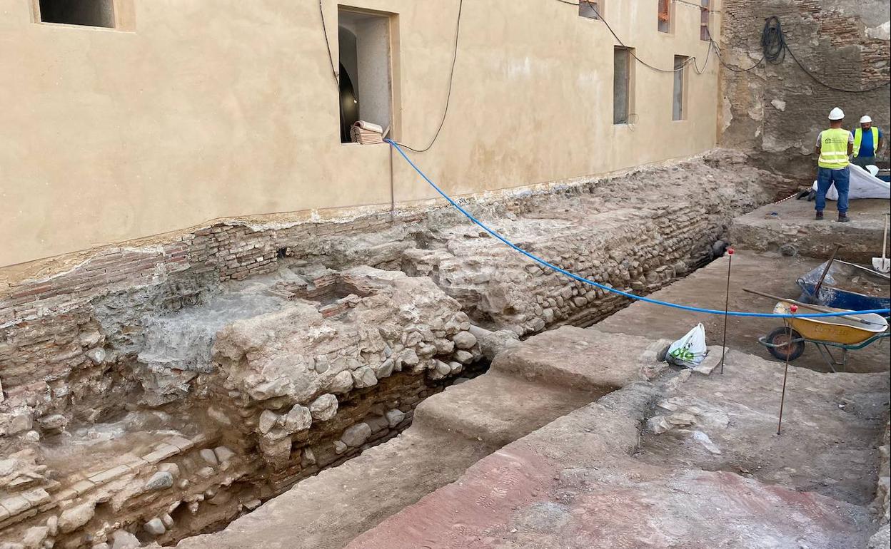 El Ayuntamiento ha descubierto que los muros del convento de San Andrés se levantaron sobre la muralla del antiguo arrabal del Perchel. 