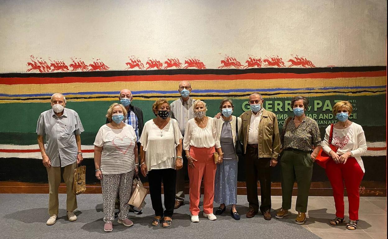 Mayores del centro de la Trinidad en su visita al Museo Ruso.