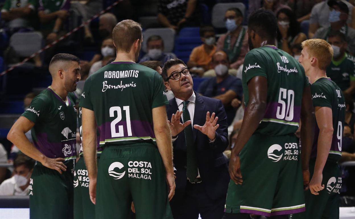 Fotis Katsikaris se dirige a sus jugadores en un tiempo muerto el sábado. 