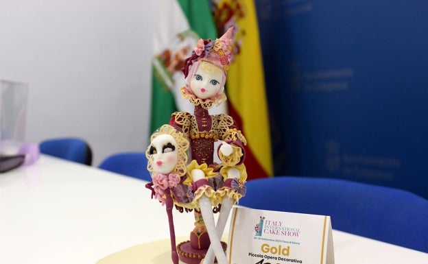 Figura de bailarina veneziana con la que la repostera esteponera ha conseguido el primer puesto en el certamen internacional de repostería. 