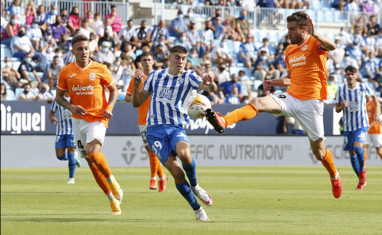 Roberto, en un lance del juego durante el último partido en La Rosaleda contra el Fuenlabrada.