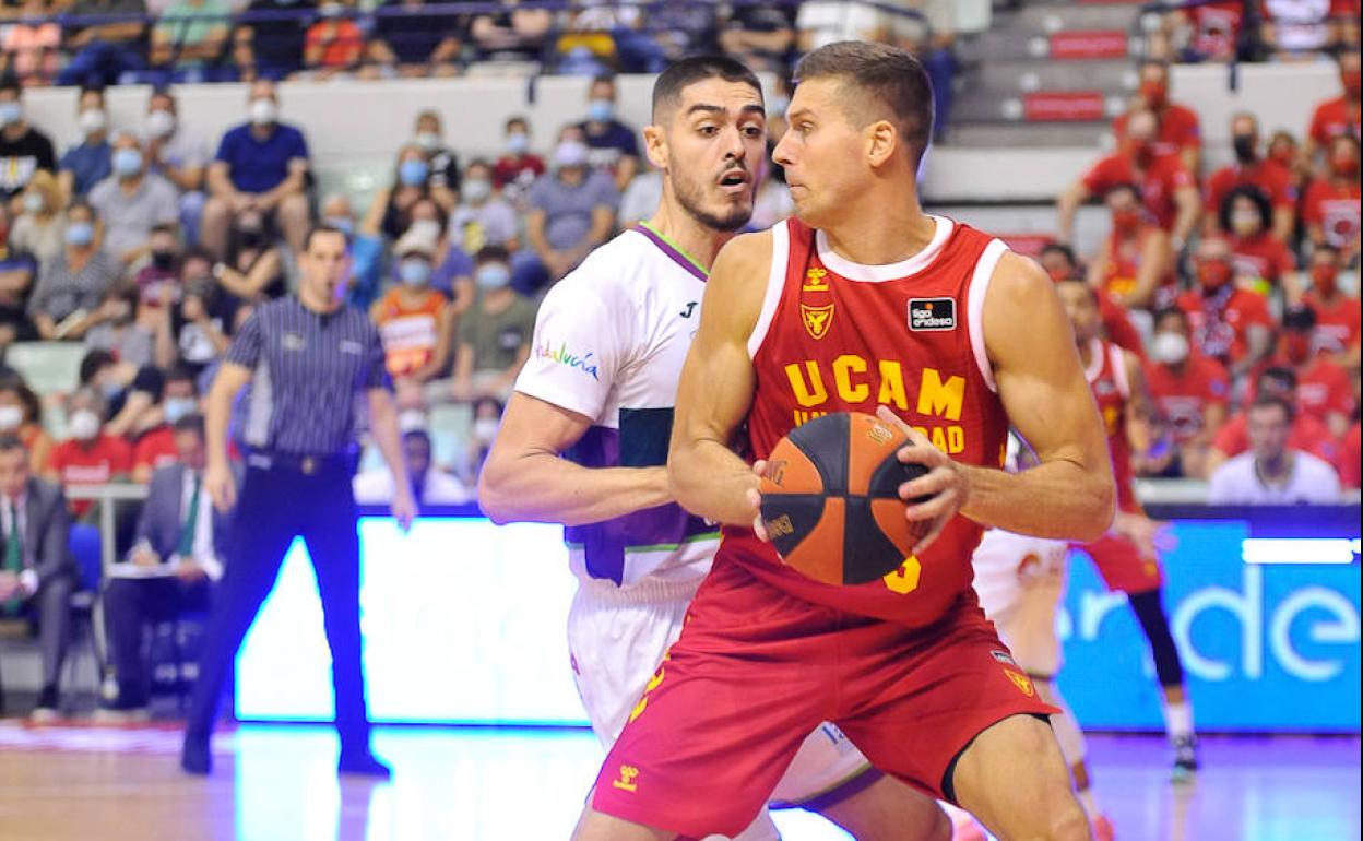 Vicedo defiende a Czerapowicz, en el duelo ante el UCAM Murcia . 