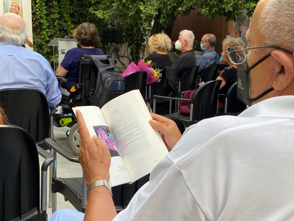 La sensibilidad de su pluma traspasa fronteras, tanto que emana de sus raíces mexicanas y aterriza en Málaga para regalar un poco de su yo más profundo a todo aquel que se adentre en su poesía