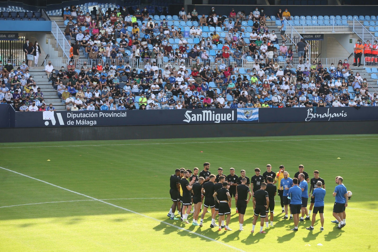 El club blanquiazul abrió las puertas de su estadio para crear comunión entre plantilla y seguidores aprovechando el festivo nacioanl del Día de la Hispanidad y con el objetivo de impulsar la venta de abonos.