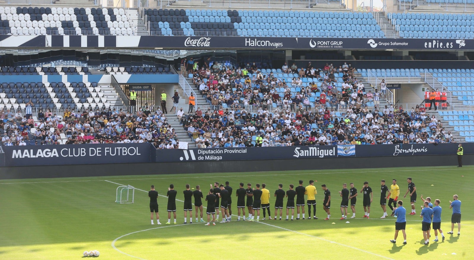 El club blanquiazul abrió las puertas de su estadio para crear comunión entre plantilla y seguidores aprovechando el festivo nacioanl del Día de la Hispanidad y con el objetivo de impulsar la venta de abonos.