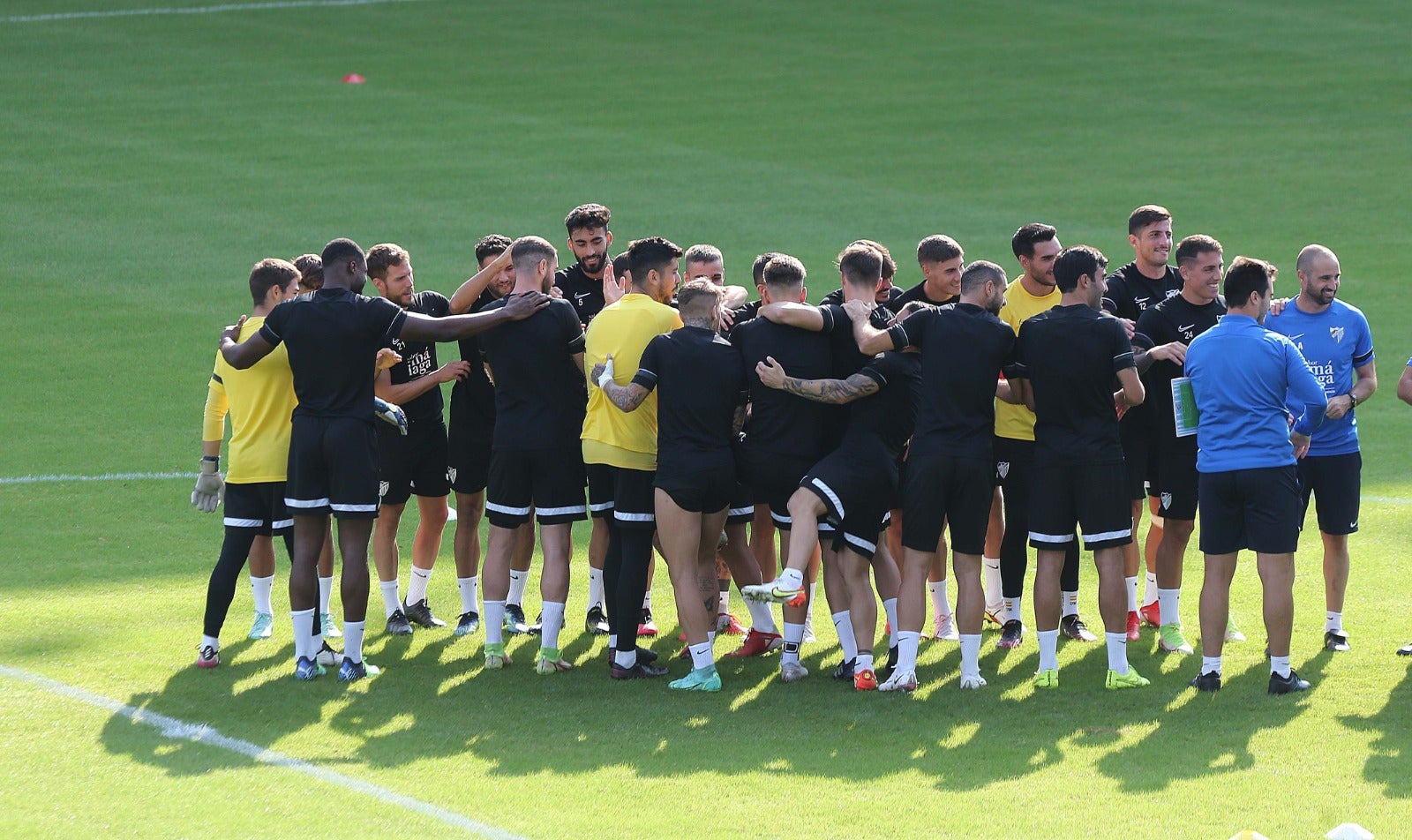 El club blanquiazul abrió las puertas de su estadio para crear comunión entre plantilla y seguidores aprovechando el festivo nacioanl del Día de la Hispanidad y con el objetivo de impulsar la venta de abonos.