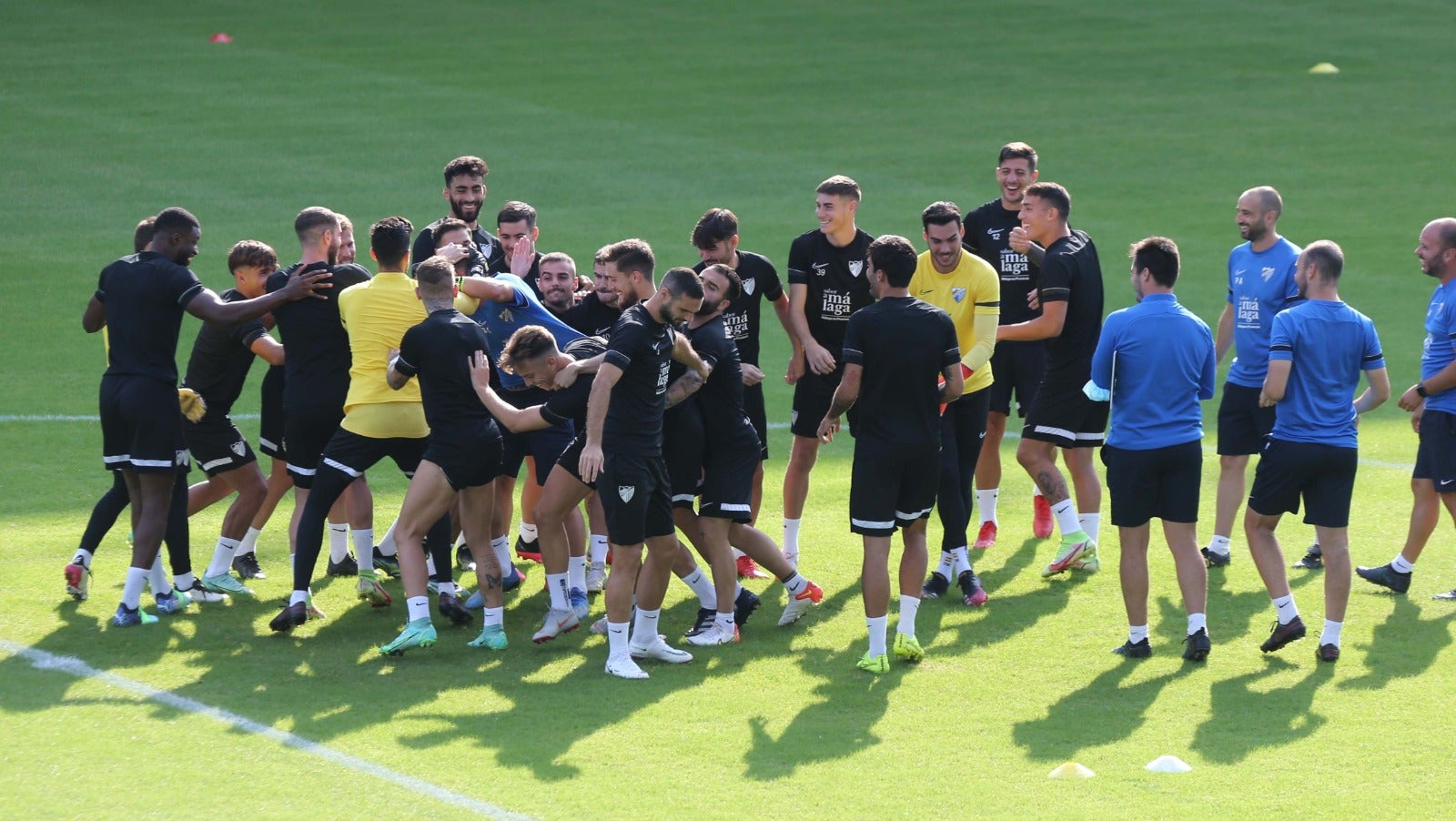 El club blanquiazul abrió las puertas de su estadio para crear comunión entre plantilla y seguidores aprovechando el festivo nacioanl del Día de la Hispanidad y con el objetivo de impulsar la venta de abonos.