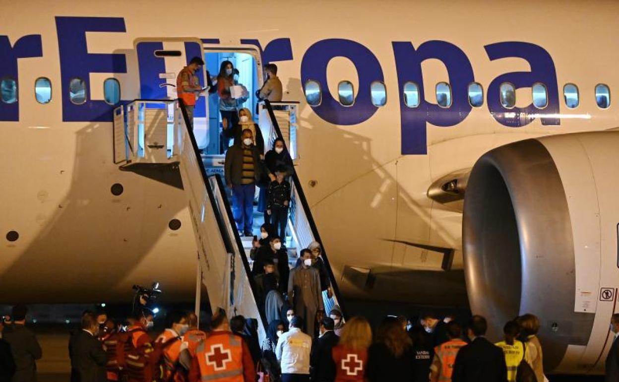 Llegada del segundo avión con refugiados afganos. 