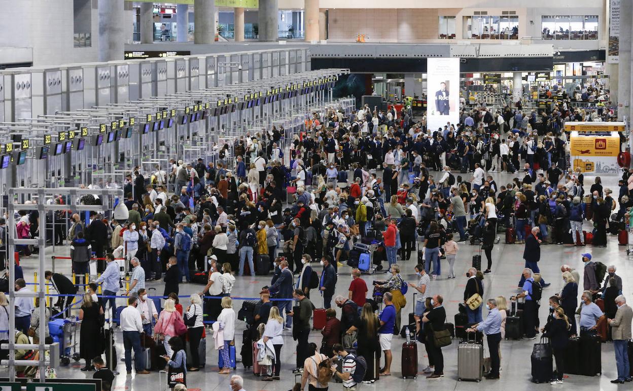 El aeropuerto (en la imagen) y la estación de trenes se llenaron de visitantes que regresaban tras pasar el puente en Málaga. 