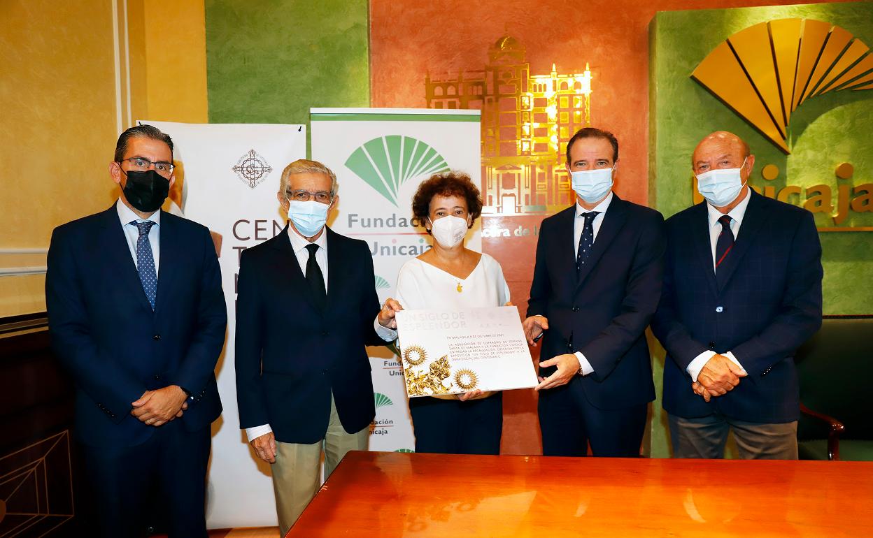 Sergio Corral, Braulio Medel, María del Carmen Ledesma, Pablo Atencia y José Carretín, durante la entrega.