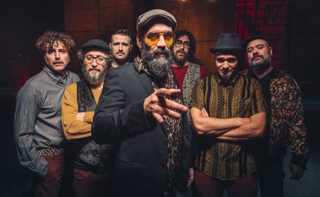 Imagen principal - El grupo Eskorzo, en varias imágenes promocionales, junto a la portada de su disco 'Alerta caníbal'.