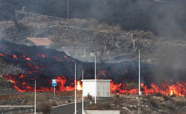 La lava del volcán amenaza infraestructuras de Los Llanos. 