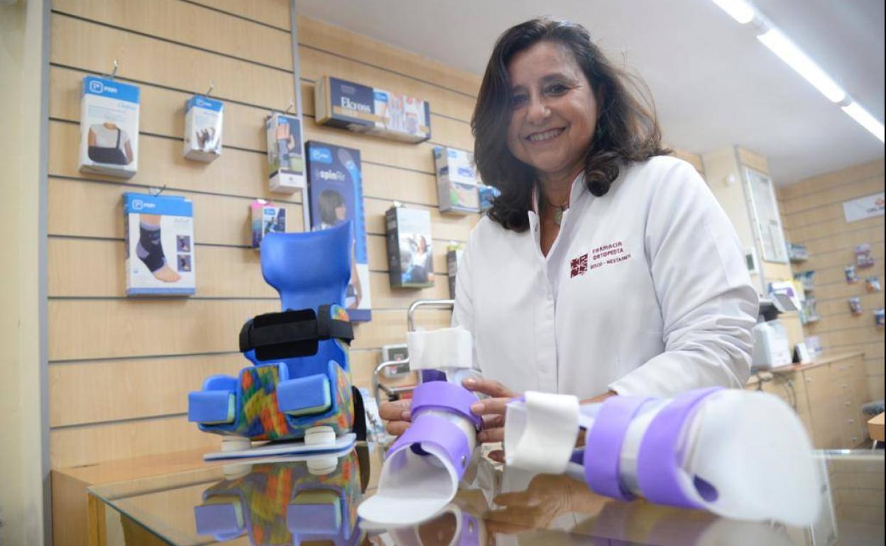 Concepción Rico Nestares, en su ortopedia. 