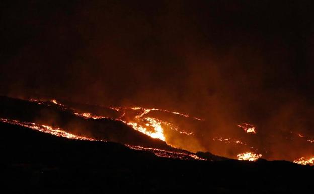 Vista del volcán de La Palma en la madrugada de este martes