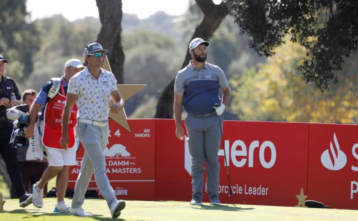 Rahm observa un golpe de Cabrera Bello durante la jornada de este jueves en Valderrama. 