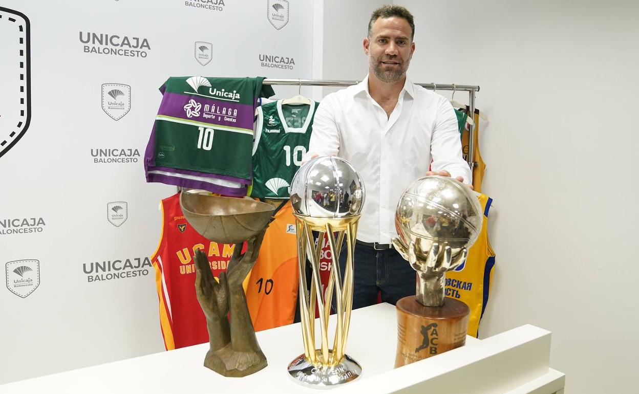 Carlos Cabezas posa con los trofeos de los títulos conquistados con el Unicaja. 