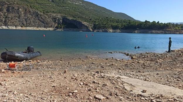 Imagen principal - Labores de búsqueda en el embalse