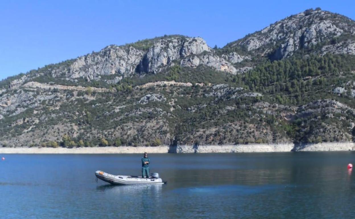 Un efectivo del GEAS rastrea la zona de la desaparición. 