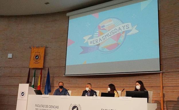 Imagen principal - Antiguos estudiantes de Erasmus exponen en Málaga sus experiencias de movilidad internacional