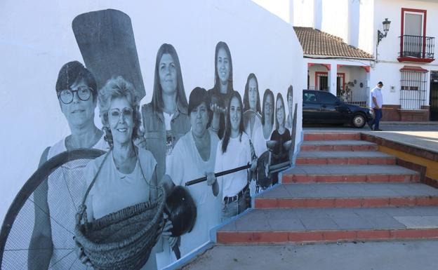 Imagen principal - Cuevas del Becerro se engancha al arte urbano con un &#039;paste up&#039; a la mujer rural