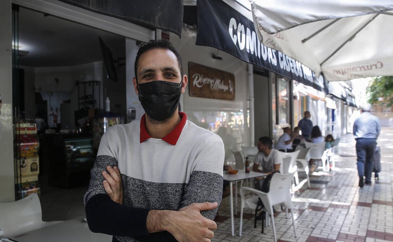 Óscar Enrique Rute dirige el bar Rincón de Málaga en La Luz. 