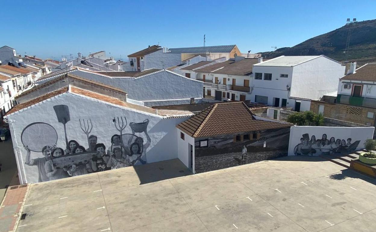 Los tres murales se sitúan en la plaza Primero de Mayo. 