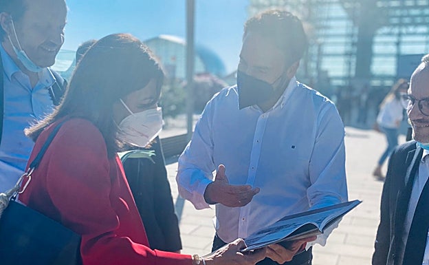 Pérez entregando el libro a Hidalgo.