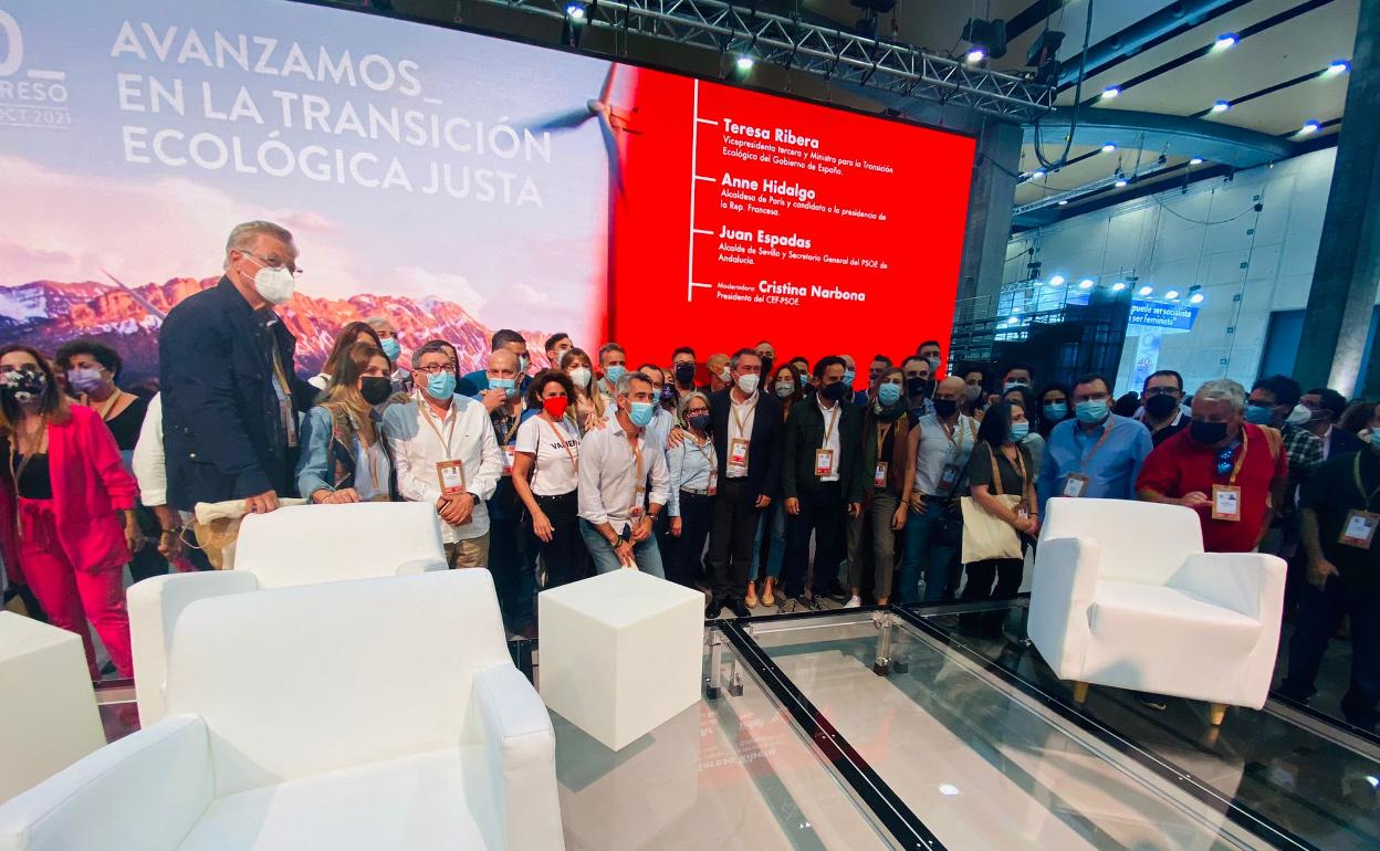 Parte de la delegación malagueña junto a Juan Espadas y a su lado, Daniel Pérez.