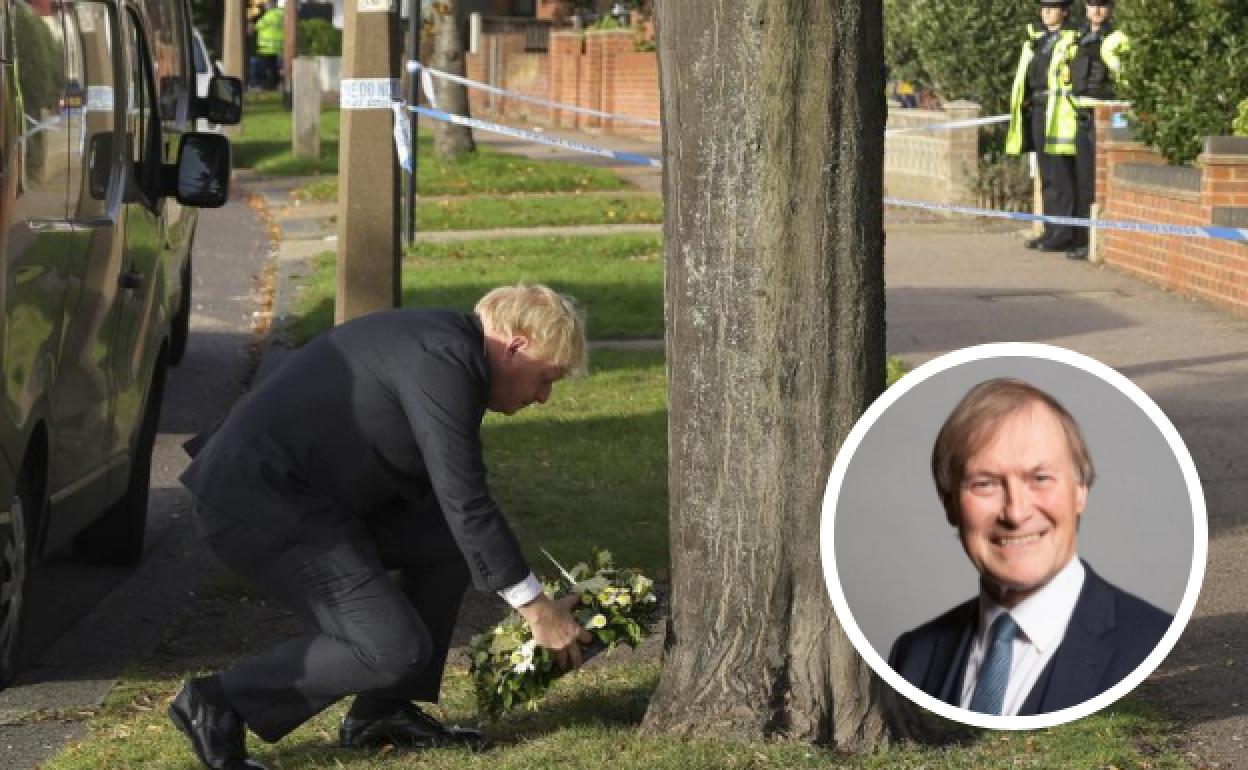 El primer ministro británico, Boris Johnson, coloca una ofrenda floral en el lugar donde el legislador conservador David Amess fue asesinado a puñaladas.