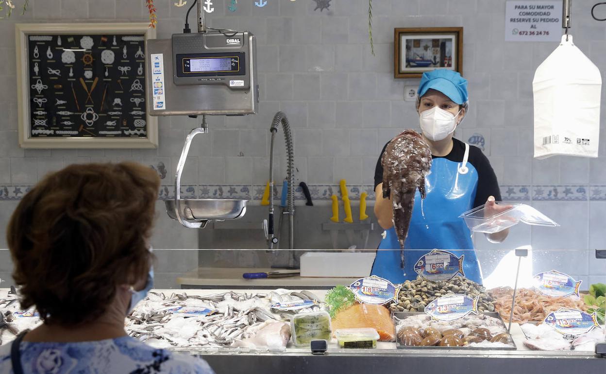 Desi Ruano trabaja en una pescadería en Martiricos. 