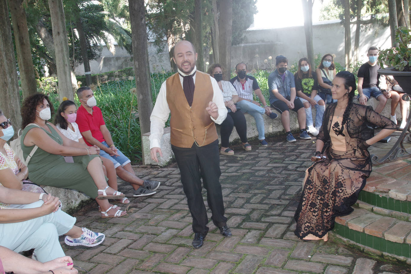 El escritor Ernest Hemingway, el diestro Antonio Ordóñez o el antiguo propietario Enrique Heredia, impulsor del jardín de la finca, se dan cita en las visitas teatralizadas a la finca La Cónsula en Churriana, organizadas por el distrito de la zona y producidas por Eventos con Historia, que son gratuitas los domingos del mes de octubre, en horario de 12.00 y 12.30 horas, previa inscripción.