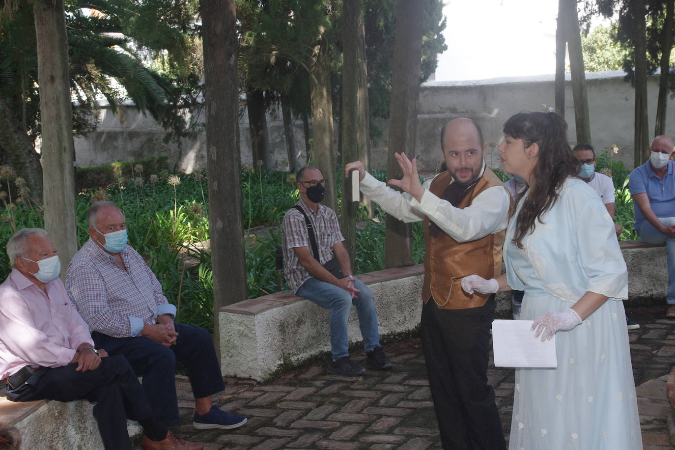 El escritor Ernest Hemingway, el diestro Antonio Ordóñez o el antiguo propietario Enrique Heredia, impulsor del jardín de la finca, se dan cita en las visitas teatralizadas a la finca La Cónsula en Churriana, organizadas por el distrito de la zona y producidas por Eventos con Historia, que son gratuitas los domingos del mes de octubre, en horario de 12.00 y 12.30 horas, previa inscripción.