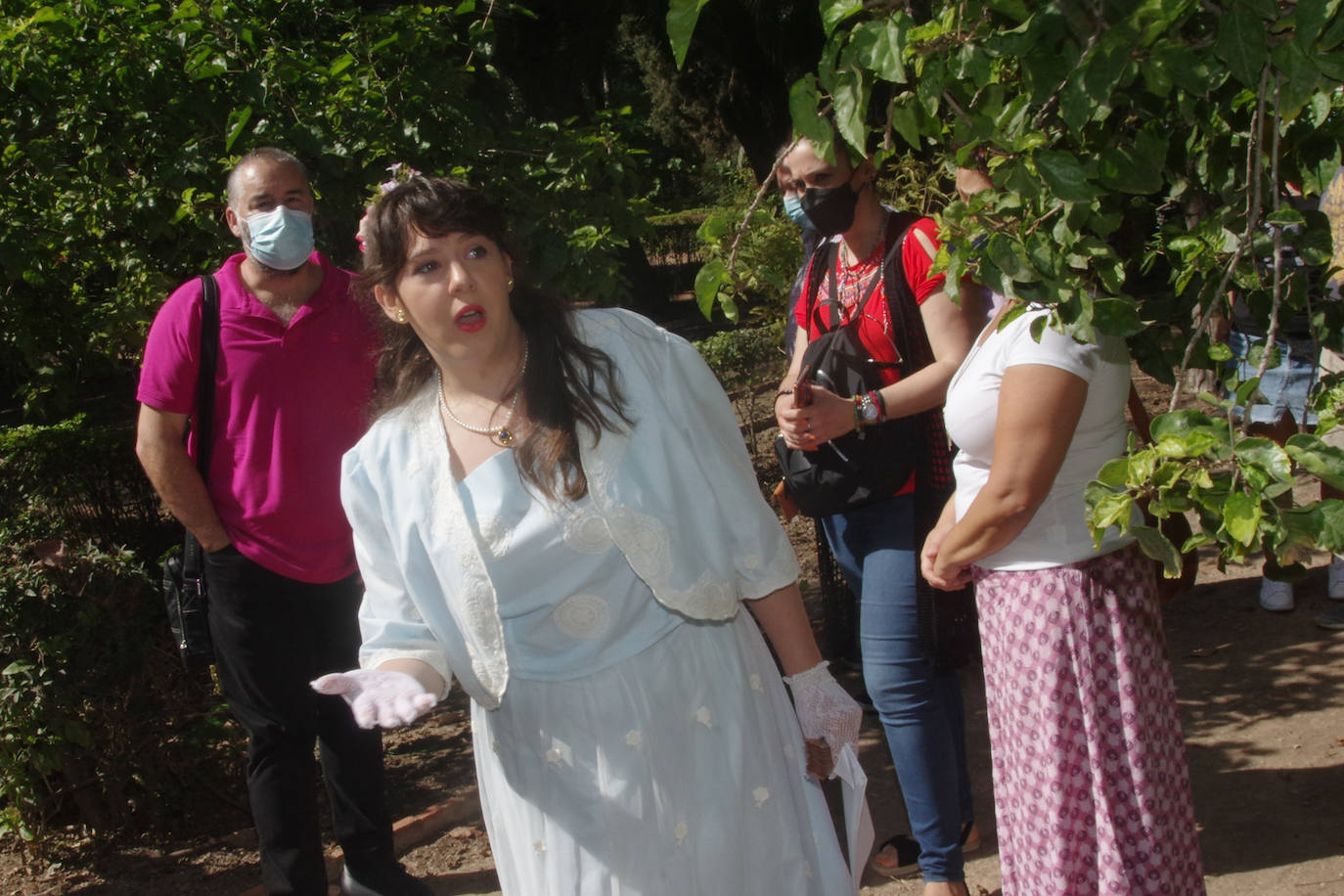 El escritor Ernest Hemingway, el diestro Antonio Ordóñez o el antiguo propietario Enrique Heredia, impulsor del jardín de la finca, se dan cita en las visitas teatralizadas a la finca La Cónsula en Churriana, organizadas por el distrito de la zona y producidas por Eventos con Historia, que son gratuitas los domingos del mes de octubre, en horario de 12.00 y 12.30 horas, previa inscripción.