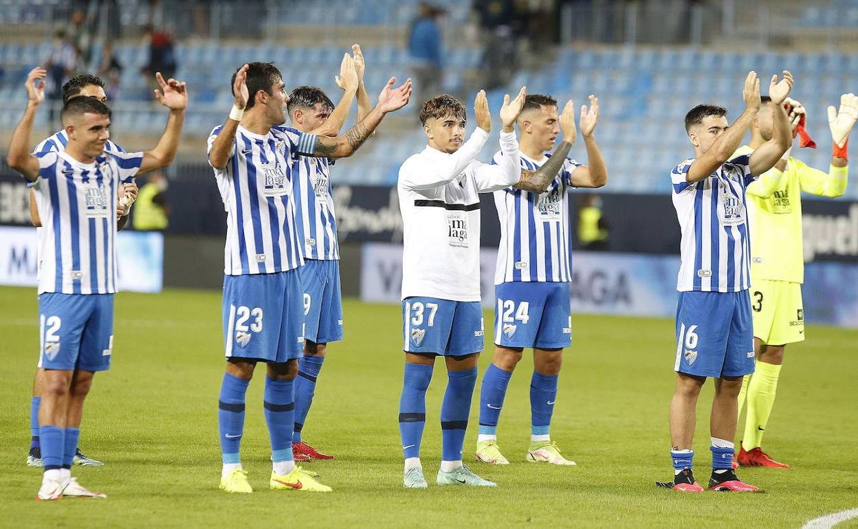 Los jugadores del Málaga se sumaron a los cánticos de la Grada de Animación tras el partido.