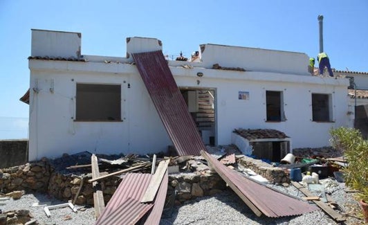 Demolición de una vivienda rural en Vélez-Málaga en el verano de 2017. 